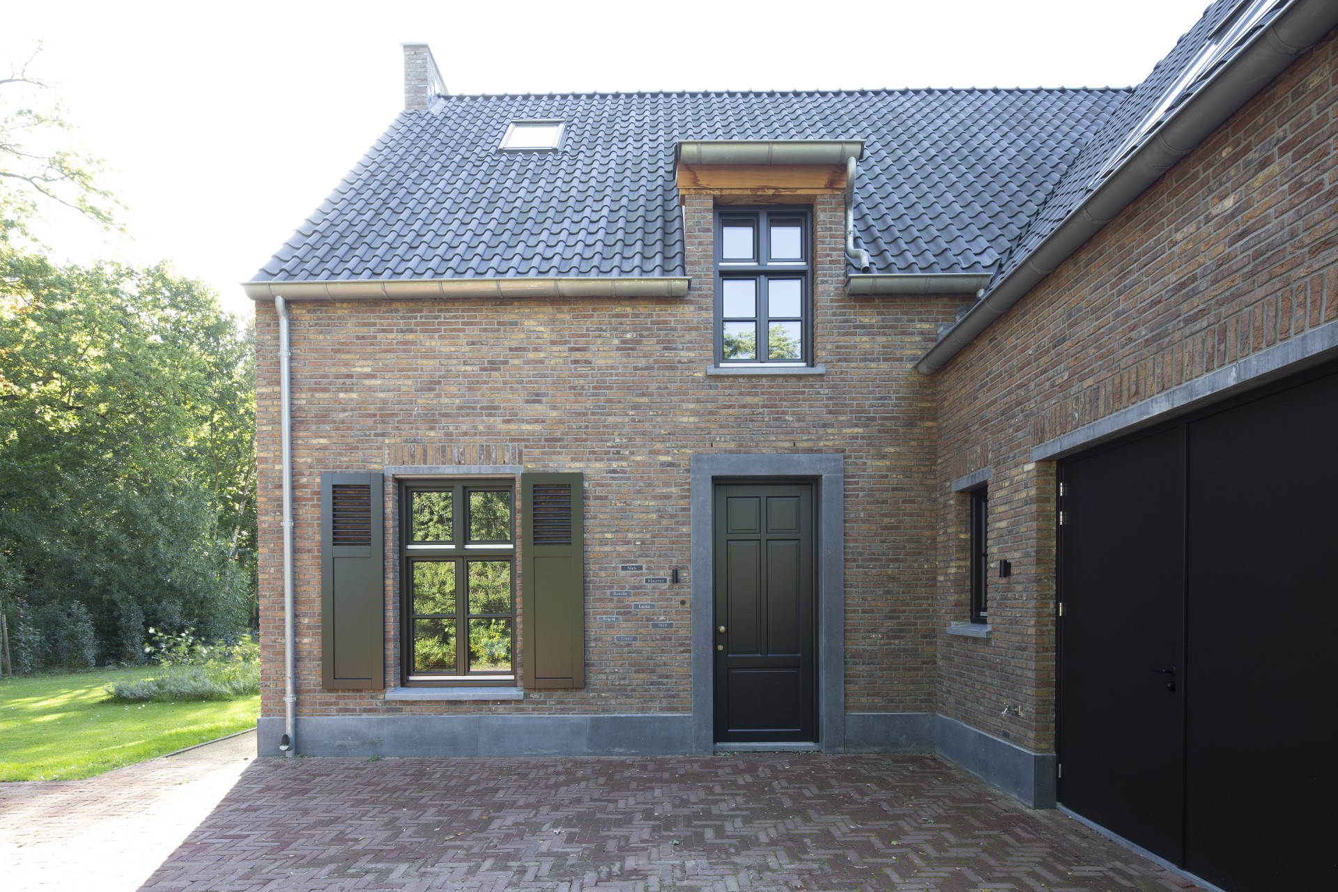 Klassieke woning met bakstenen gevel, donkere voordeur en houten luiken &ndash; functioneel ontwerp architect Oud-Alblas.