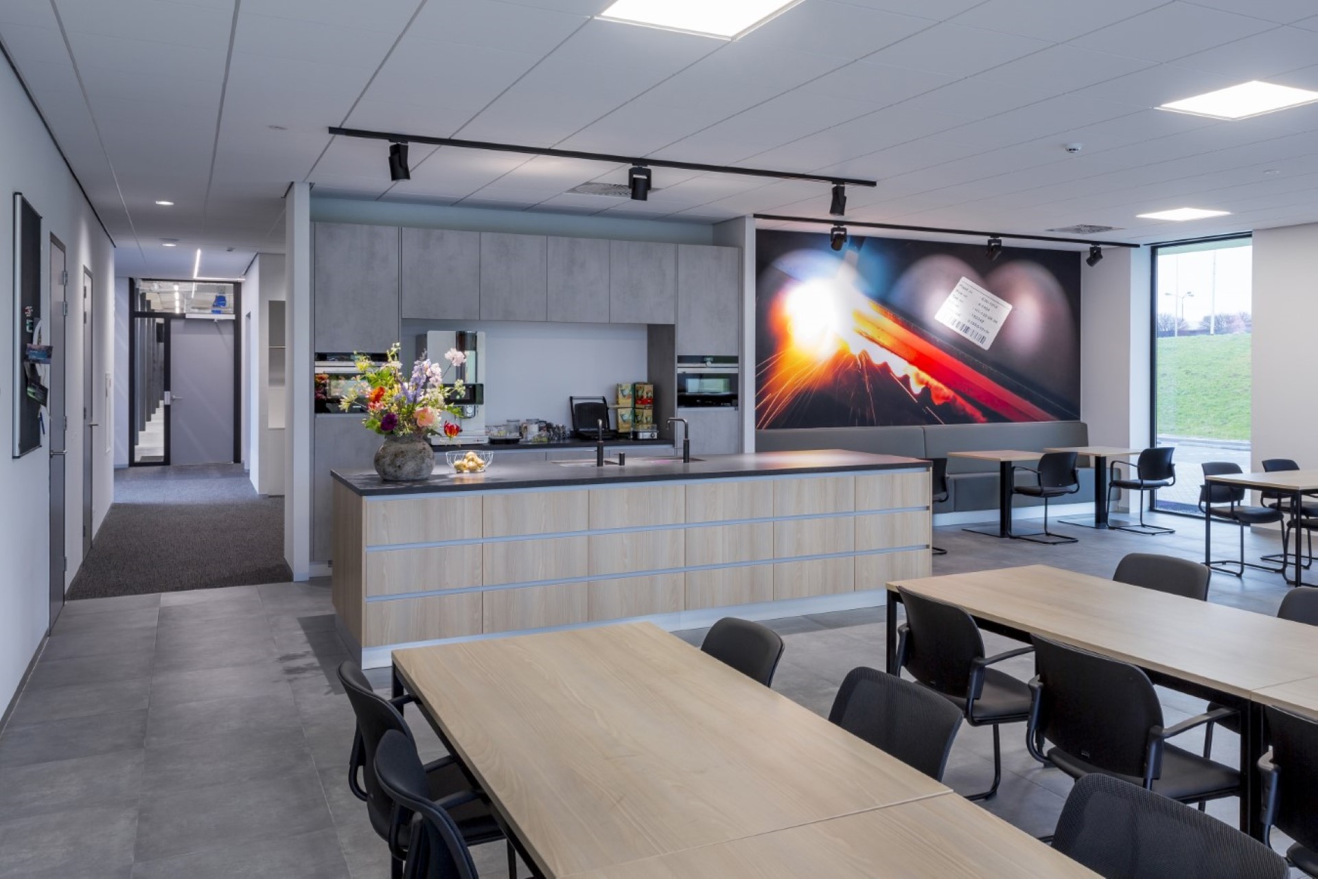Kantine in modern bedrijfspand met maatwerk keuken, veel daglicht en visuele rust &ndash; functioneel bedrijfspand ontwerpen