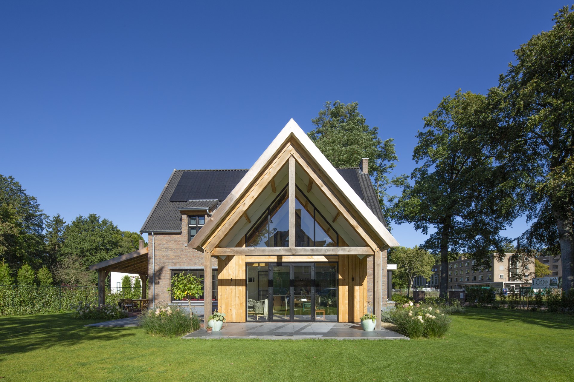 Klassieke woning met hoge kap, houten spanten en symmetrische glazen pui &ndash; architect woningontwerp door architect Oud-Alblas.