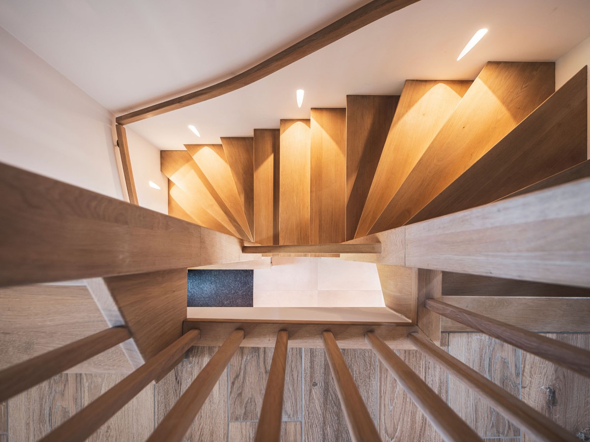 Houten trap met ge&iuml;ntegreerde verlichting in moderne woning &ndash; woning ontworpen door architect Oud-Alblas.