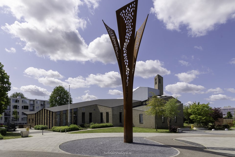 Renovatie van de Ichthuskerk met moderne uitbreiding en kunstobject op het plein &ndash; duurzaam en functioneel ontwerp architect door Bongers Architecten.