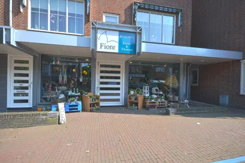 Restyling van bloemist Fiore in Alblasserdam met moderne entree, asymmetrische luifel en vernieuwde gevelindeling