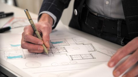 Architect tekent schetsontwerp voor woning &ndash; focus op functioneel ontwerp architect met aandacht voor licht en zicht in architectuur.