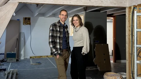 Marjan en Sander Bongers in eigen kantoorpand tijdens verbouwing &ndash; architect Oud-Alblas met ervaring in renovatie en duurzaam bouwen.