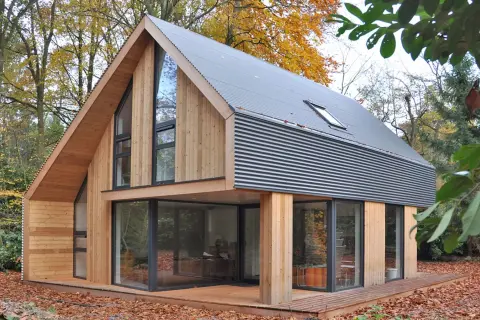 Duurzaam vakantiehuis met houten gevel, grote glaspartijen en steile kap &ndash; ontworpen door architect in Nederland