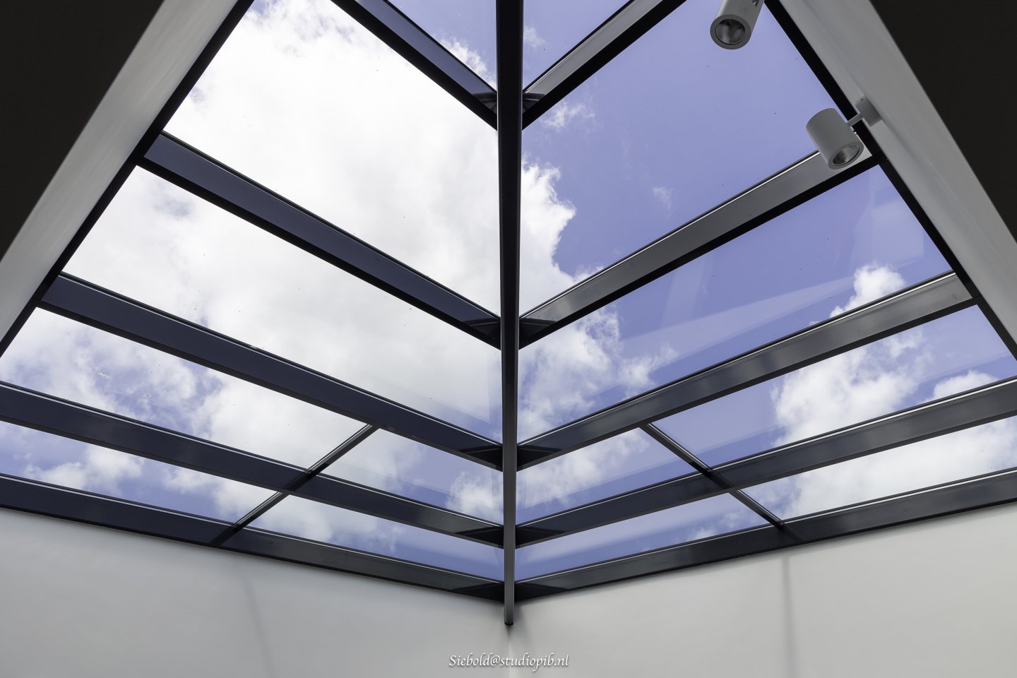 Strakke glazen lichtstraat in moderne kerkruimte &ndash; voorbeeld van licht en zicht in architectuur door functioneel ontwerp architect.