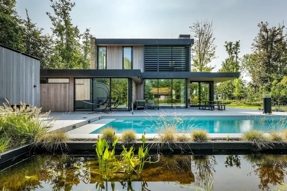 Moderne villa met zwembad, vijver en glazen gevels &ndash; strak en duurzaam ontwerp door Bongers Architecten in groene omgeving