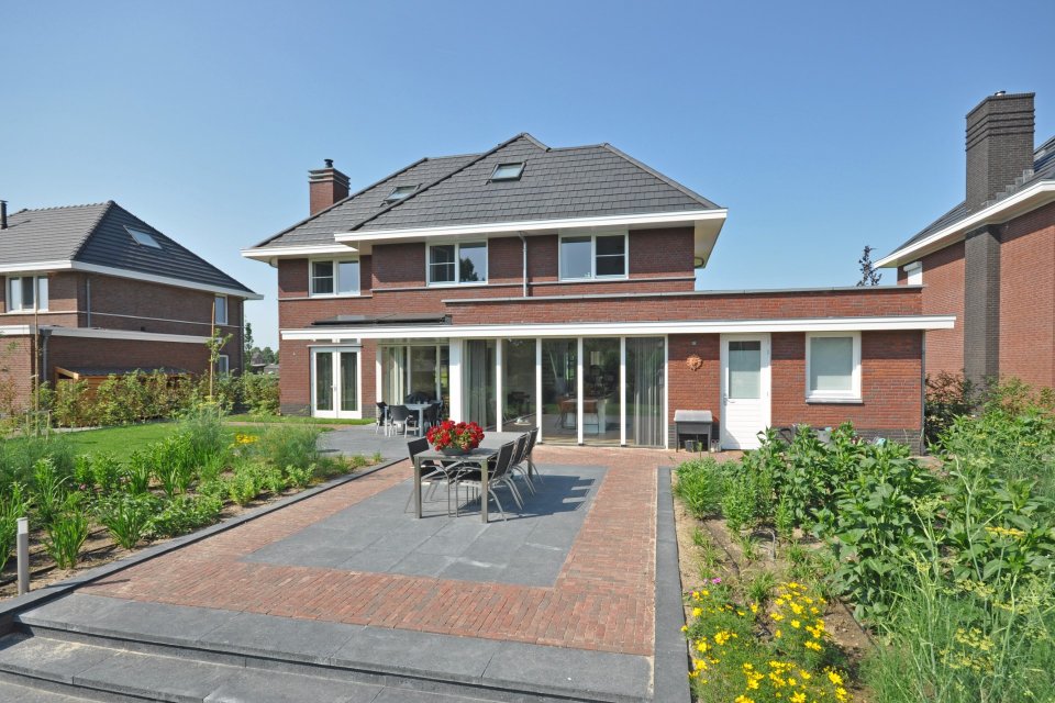 Moderne woning met ruime aanbouw, rode baksteen en schuifpuien naar tuin &ndash; ontworpen door architect Oud-Alblas