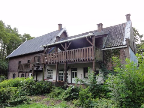 Oude situatie van boerderij met houten balkon en traditionele gevel &ndash; voor de verbouwing en complete metamorfose door architect Oud-Alblas
