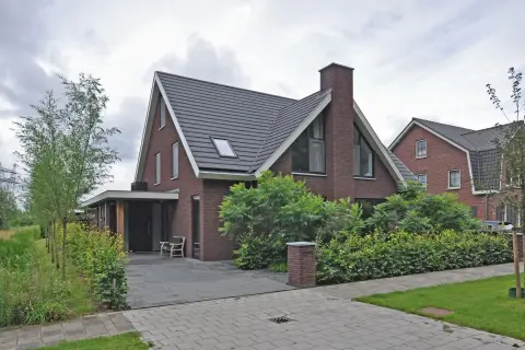 Twee-onder-een-kapwoning met hoge kap, bakstenen gevel en moderne raampartijen &ndash; tijdloos ontwerp door Bongers Architecten
