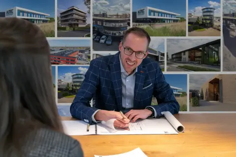 Architect in overleg met de opdrachtgever.
