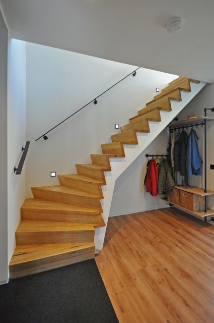 Maatwerk houten trap met ge&iuml;ntegreerde LED-verlichting in moderne woning &ndash; functioneel ontwerp architect Oud-Alblas.