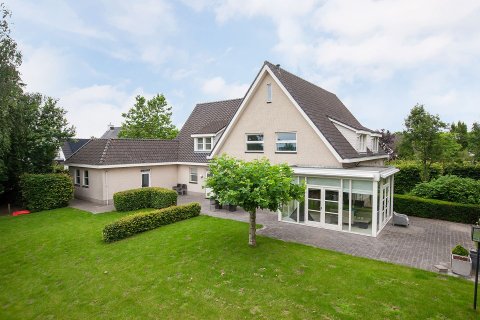 Bestaande woning met serre en zadeldak v&oacute;&oacute;r renovatie &ndash; uitgangspunt voor duurzaam huis ontwerpen door architect Oud-Alblas.