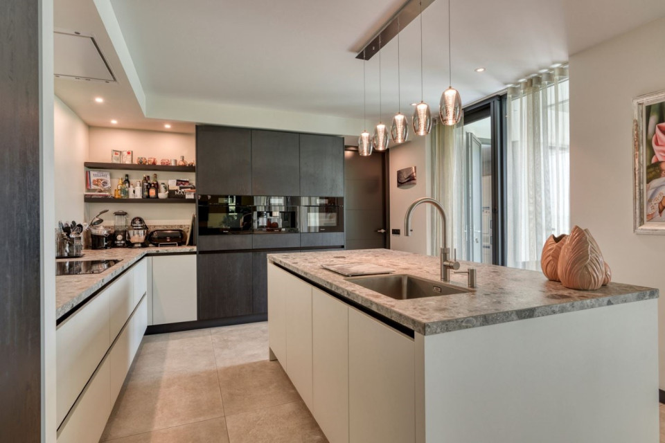 Moderne keuken in villa ontworpen door Bongers Architecten Alblasserwaard &ndash; interieur apart gerealiseerd