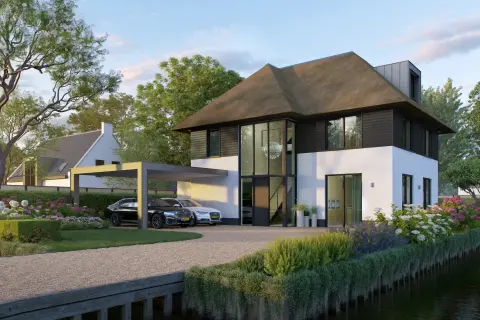 Luxe watervilla met rieten kap, wit stucwerk en grote glaspartij &ndash; modern ontwerp door architectenbureau in Nederland.