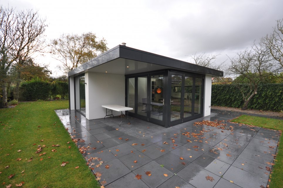 Moderne recreatiewoning met wit stucwerk, donkere kozijnen en overdekt terras &ndash; duurzaam huis ontwerpen door architect Oud-Alblas