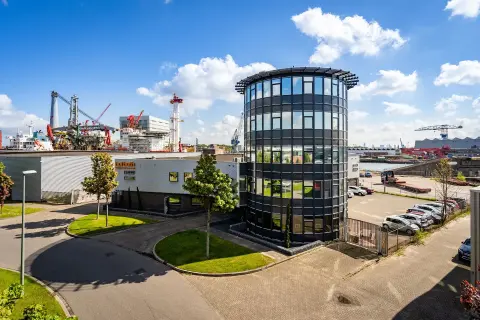 Bedrijfspand met ronde glazen toren, stalen gevel en veel daglicht &ndash; functioneel ontwerp architect havengebied