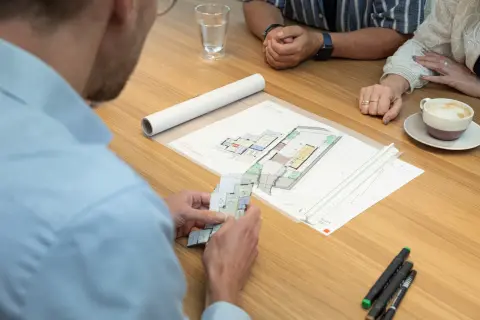 Samen met een architect wordt er gekeken naar het kavel.
