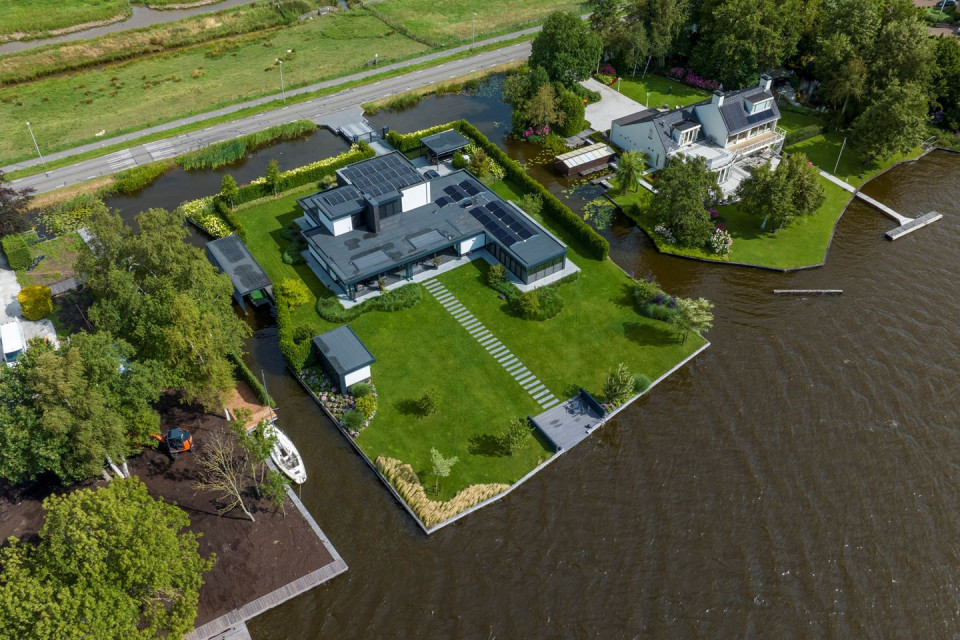 Watervilla met zonnepanelen, strakke architectuur en royale tuin in de Alblasserwaard &ndash; Bongers Architecten Oud-Alblas.