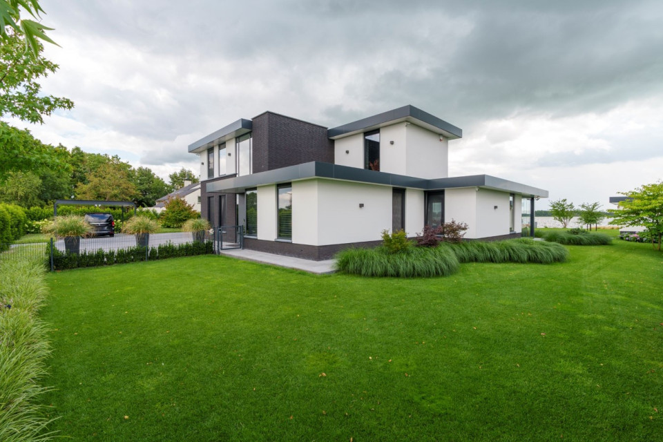 Moderne villa in de Alblasserwaard met wit stucwerk, donker metselwerk en strakke lijnen &ndash; Bongers Architecten Oud-Alblas