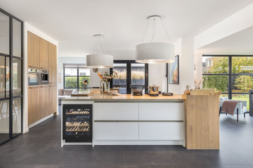Open leefkeuken met kookeiland, wijnklimaatkast en veel daglicht &ndash; licht en zicht in architectuur vormen de kern van het woningontwerp