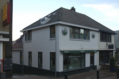 Strak gerestyled horecapand met frisse gevelafwerking, ingetogen detaillering en heldere raampartijen &ndash; architect Oud-Alblas