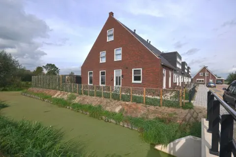 Traditionele hoekwoning met kapvorm, baksteenarchitectuur en ligging aan water &ndash; architect woningbouw Oud-Alblas