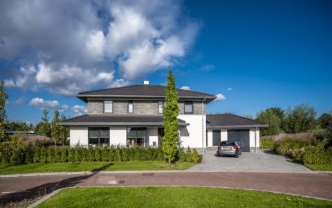 Moderne villa met tijdloze architectuur, lichte gevels en horizontale belijning, gelegen in groene omgeving &ndash; Bongers Architecten