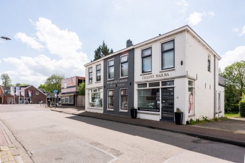 Renovatie van karakteristiek winkelpand met witte en grijze gevel in dorpscentrum &ndash; project door Bongers Architecten