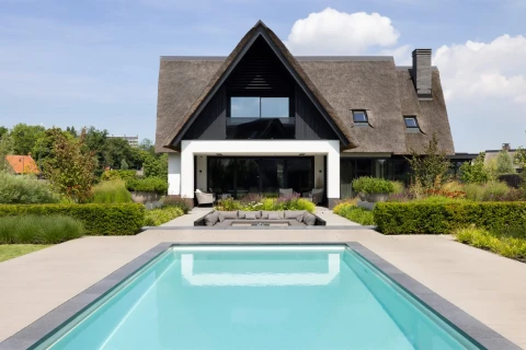 Landelijke woning in Maassluis, met rieten kap, wit gestuct, gemetselde muren, houten spanten, met zwembad en zitkuil in tuin, aannemer Zwarts en architecten Bongers Architecten uit Oud Alblas