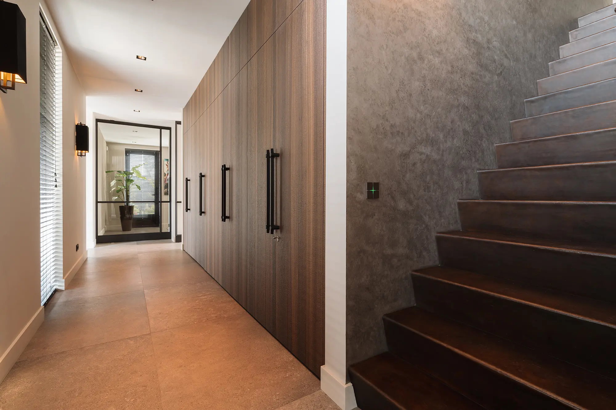 Inrichitng heeft mix van materialen en rustige stoffen, luxe stoffen als velours, trap bekleed met leer, ontwerp Stephen Versteegh en inrichitng Cazar Mirella Wever