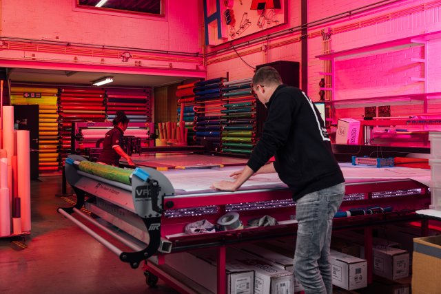 Medewerkers Hagenaar Reclame aan het werk