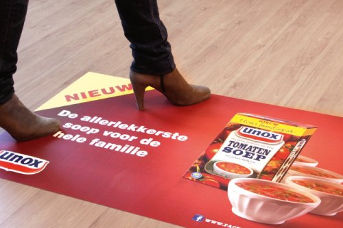 Vloerreclame is uitermate geschikt om je reclamecampagne te versterken of je naamsbekendheid te vergroten.