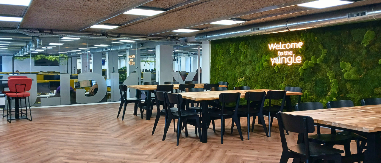 Yource rotterdam lichtreclame kantine plantenwand raambelettering hagenaar reclame